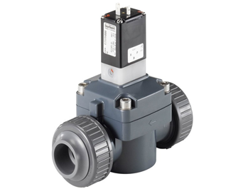 How are solenoid valves used in refrigeration systems?